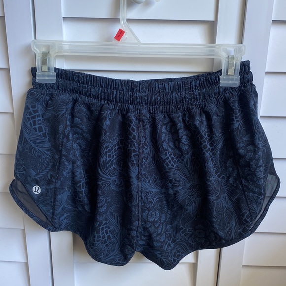 Lululemon black shorts with pattern - Picture 5 of 7